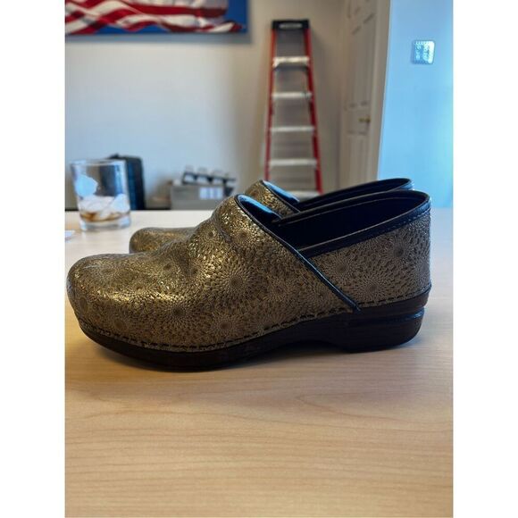 Dansko Golden Medallion Clogs sz 39 or 8.5-9 - Picture 1 of 7
